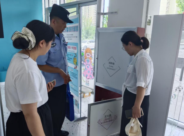 财富e99 南苑街道凤凰城社区开展校外培训机构安全隐患巡查活动