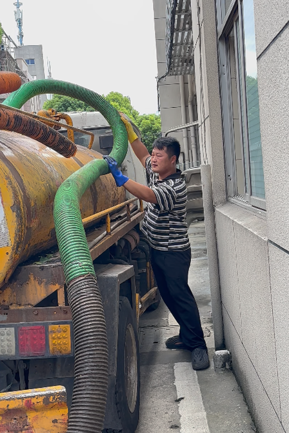 翻乐股 人间丨对话“掏二代”潘浩南：在偏见中“淘金”，用短视频正名